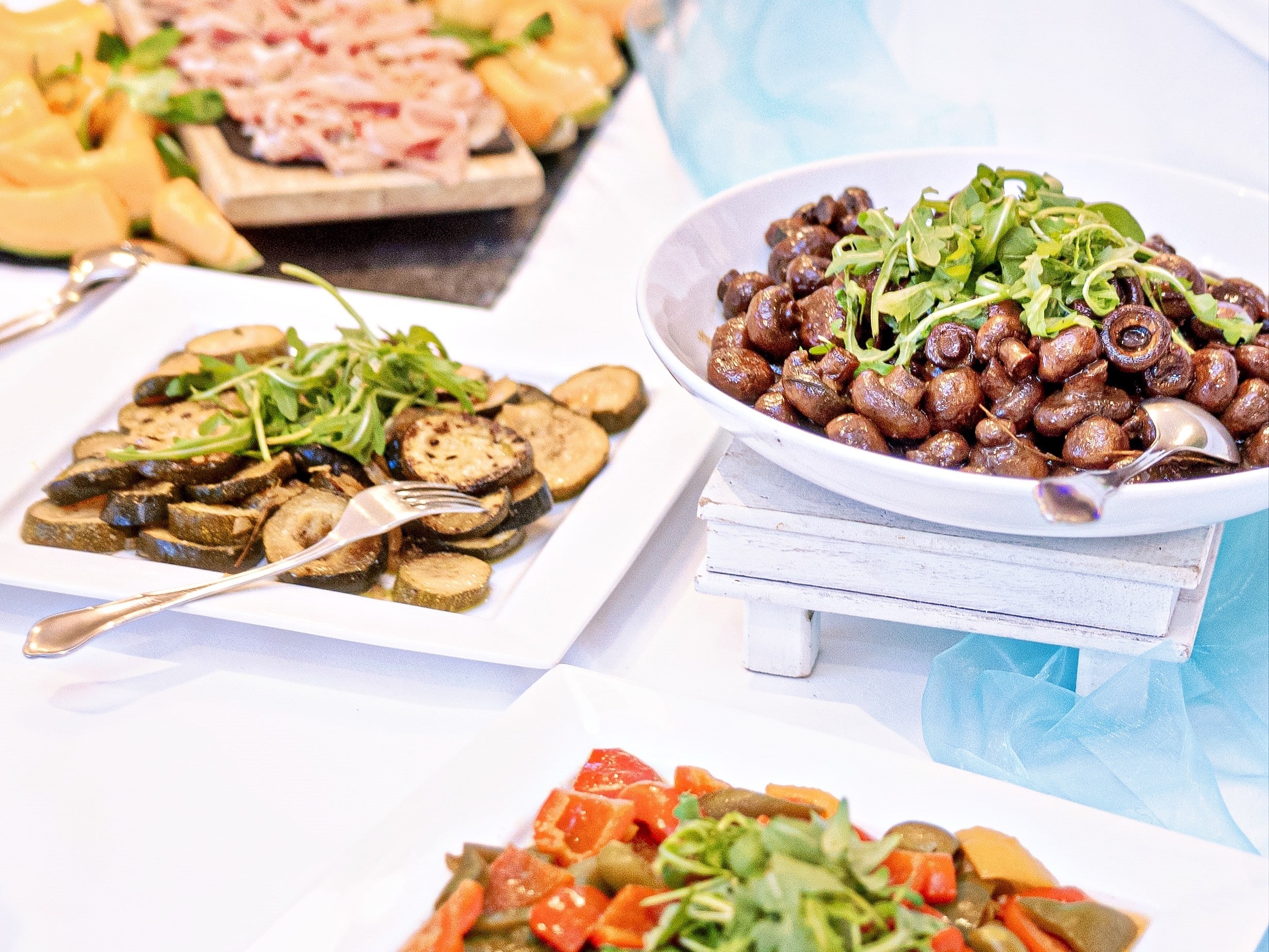 Buffet mit Antipasti in Schalen.