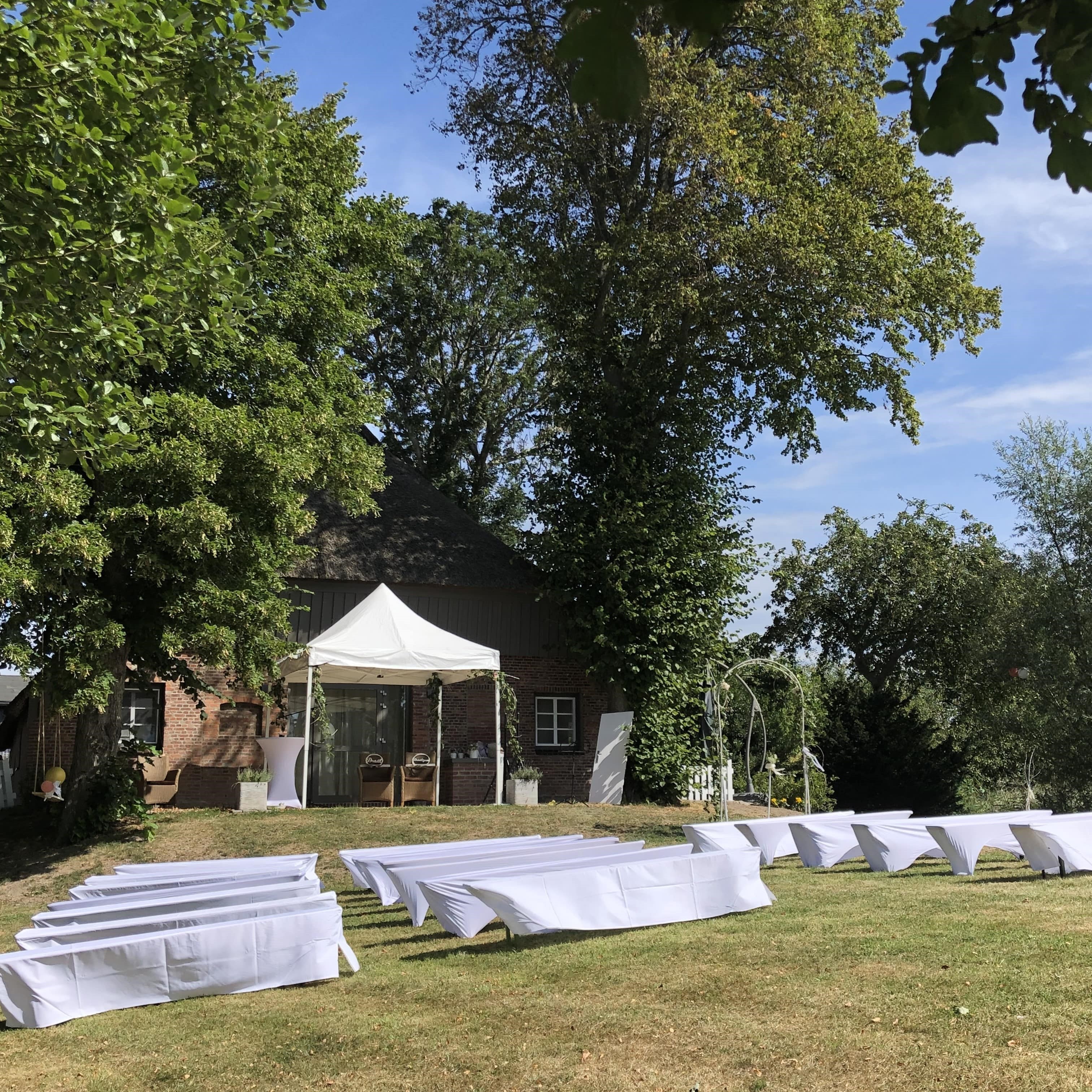 Pavillion und Bänke auf einer Wiese