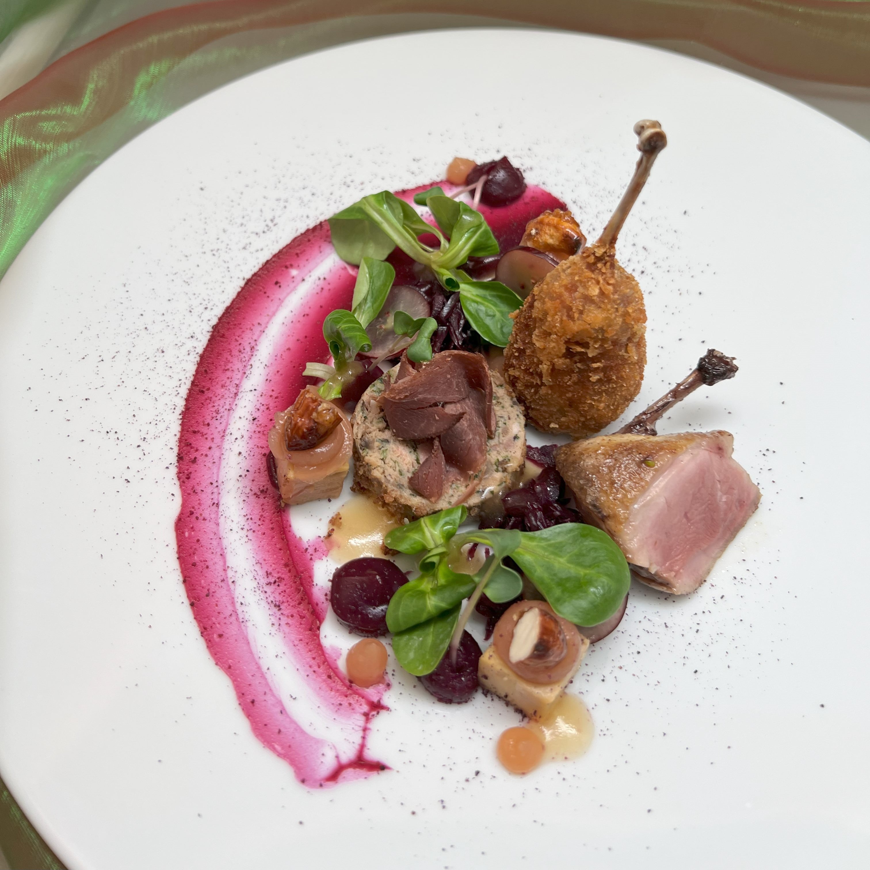Gericht: Wachtel mit Feldsalat an Krischspiegel.