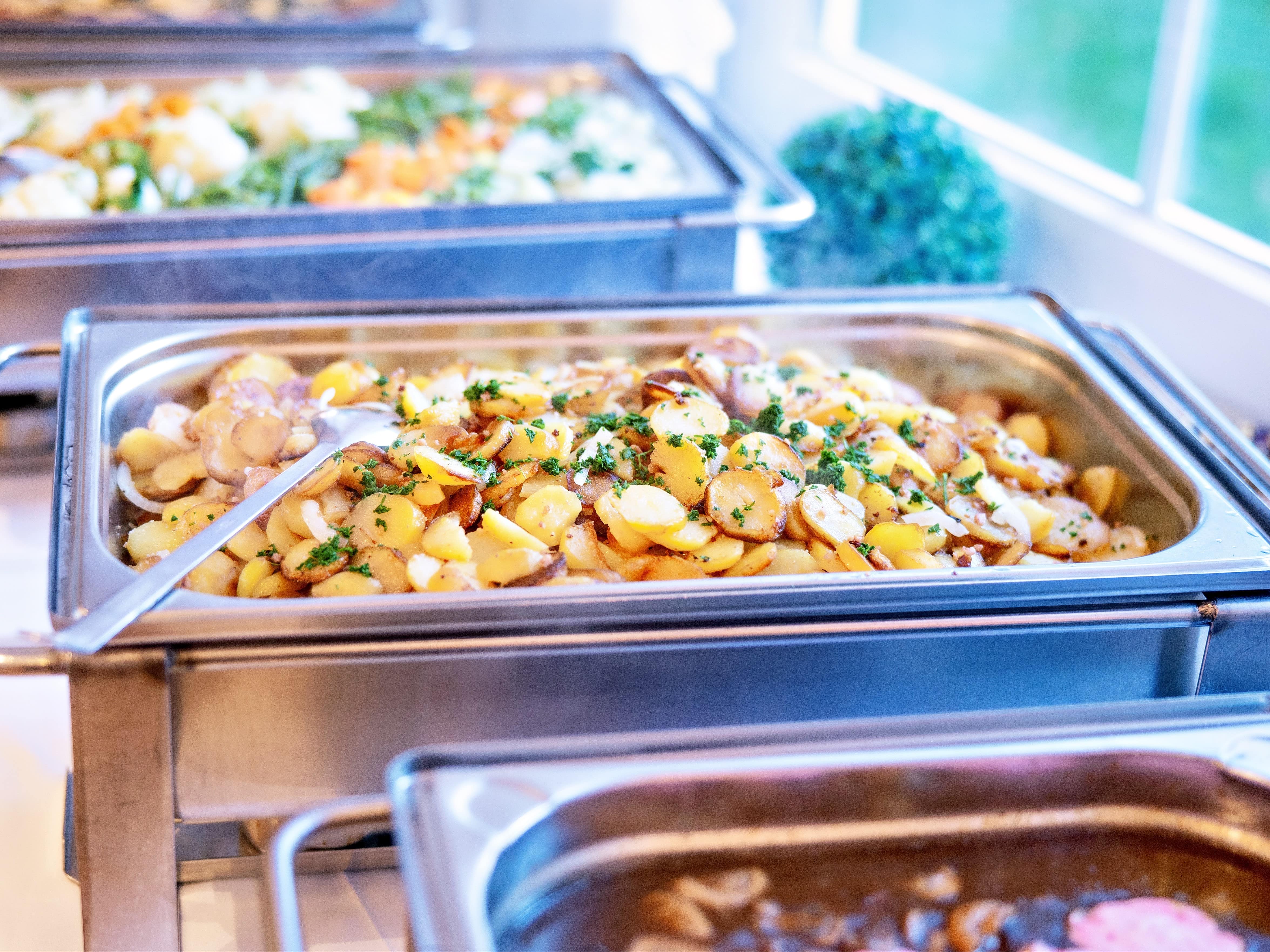 Bratkartoffeln in einem Chafing Dish.