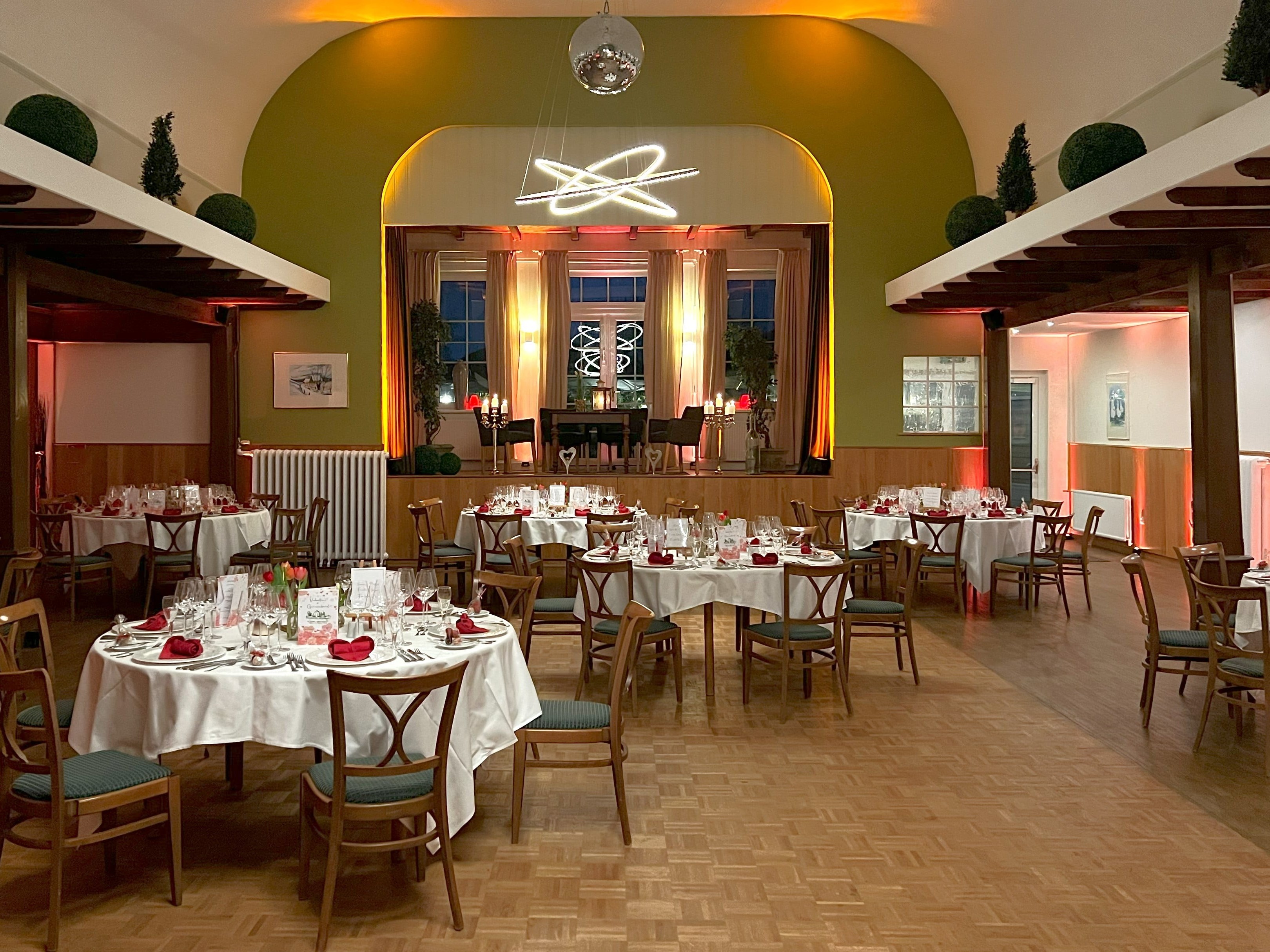 Veranstaltungssaal mit Blick auf die Bühne.