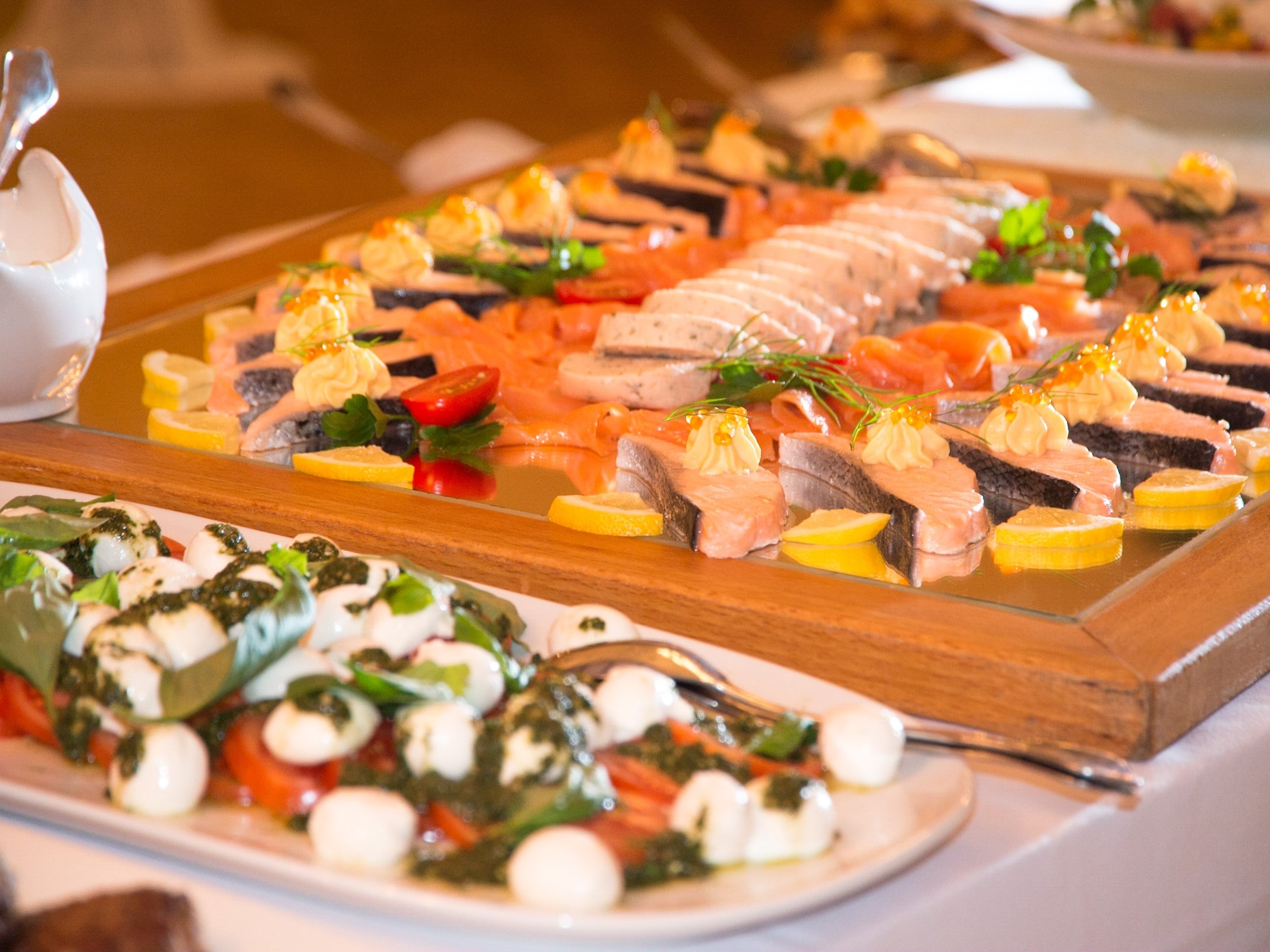 Fisch und Tomate Mozzarella auf dem Buffet.