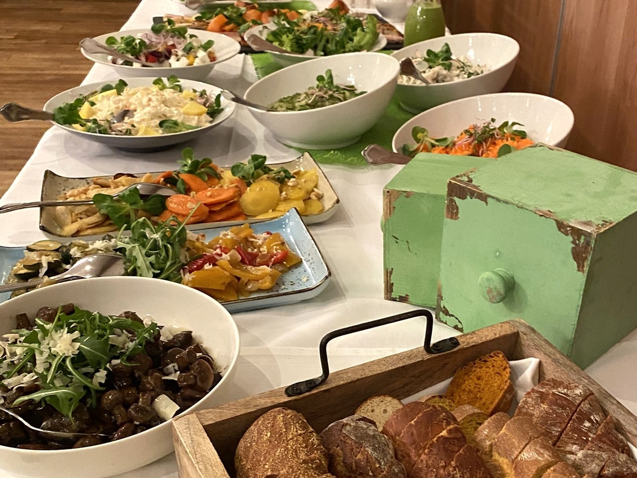 Buffet mit Antipasti und Salaten