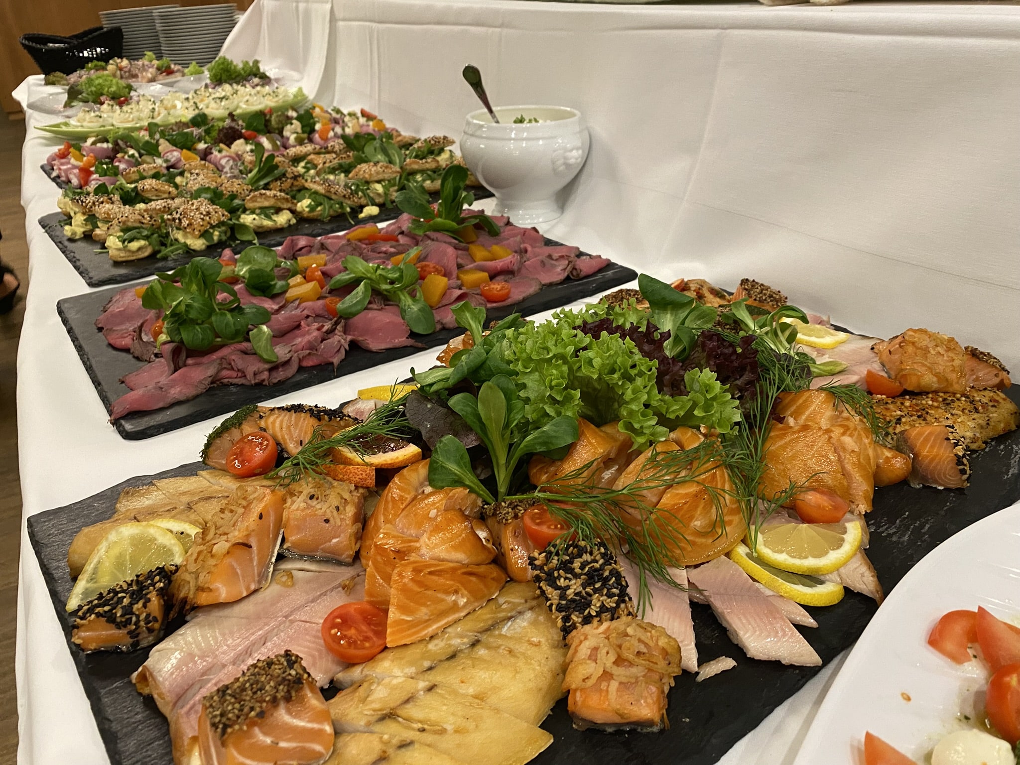 Buffet mit Fischplatte. 