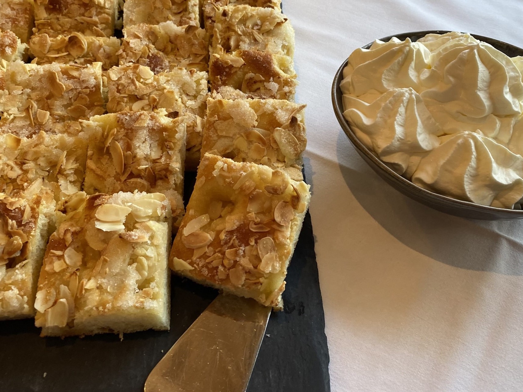 Butterkuchen mit Sahne